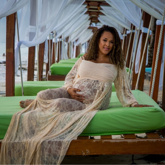 Elegant Lace Maternity Gown in Cream - Picture 3 of 4